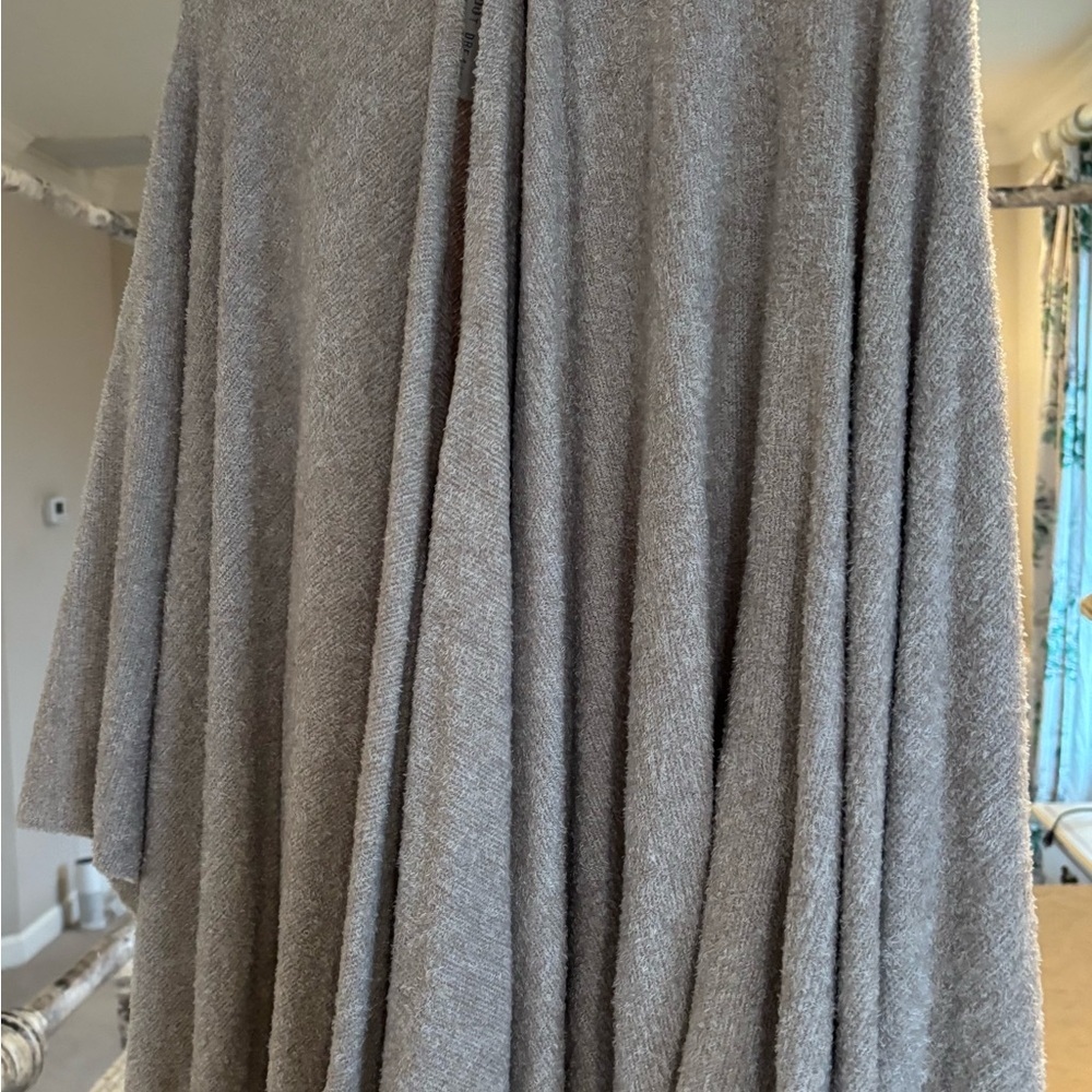 NWT. Barefoot Dreams Pewter-Pearl Weekend Wrap